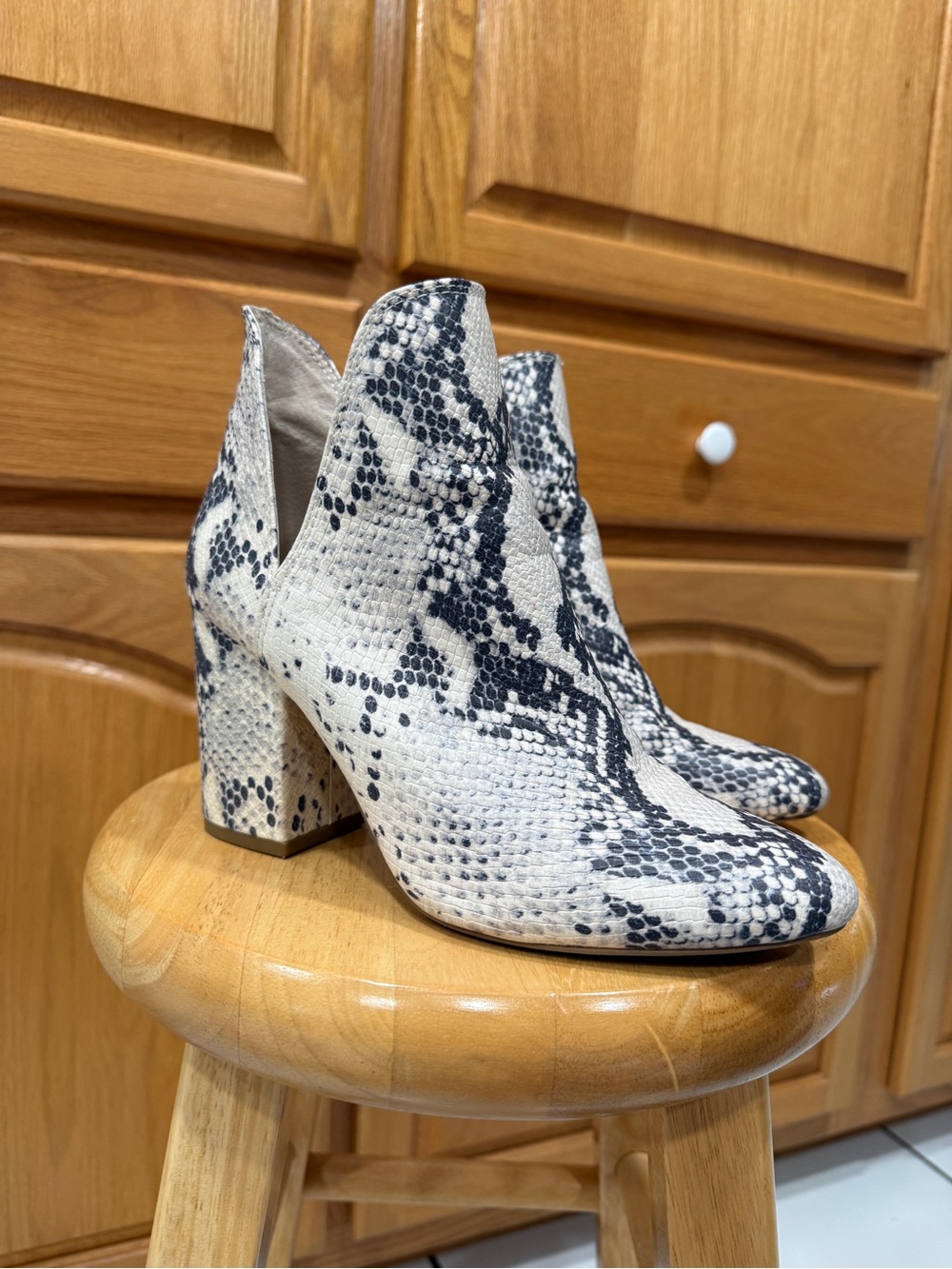 Steve Madden Rookie Snake Print V-Cut Block Heel Booties Size 8.5